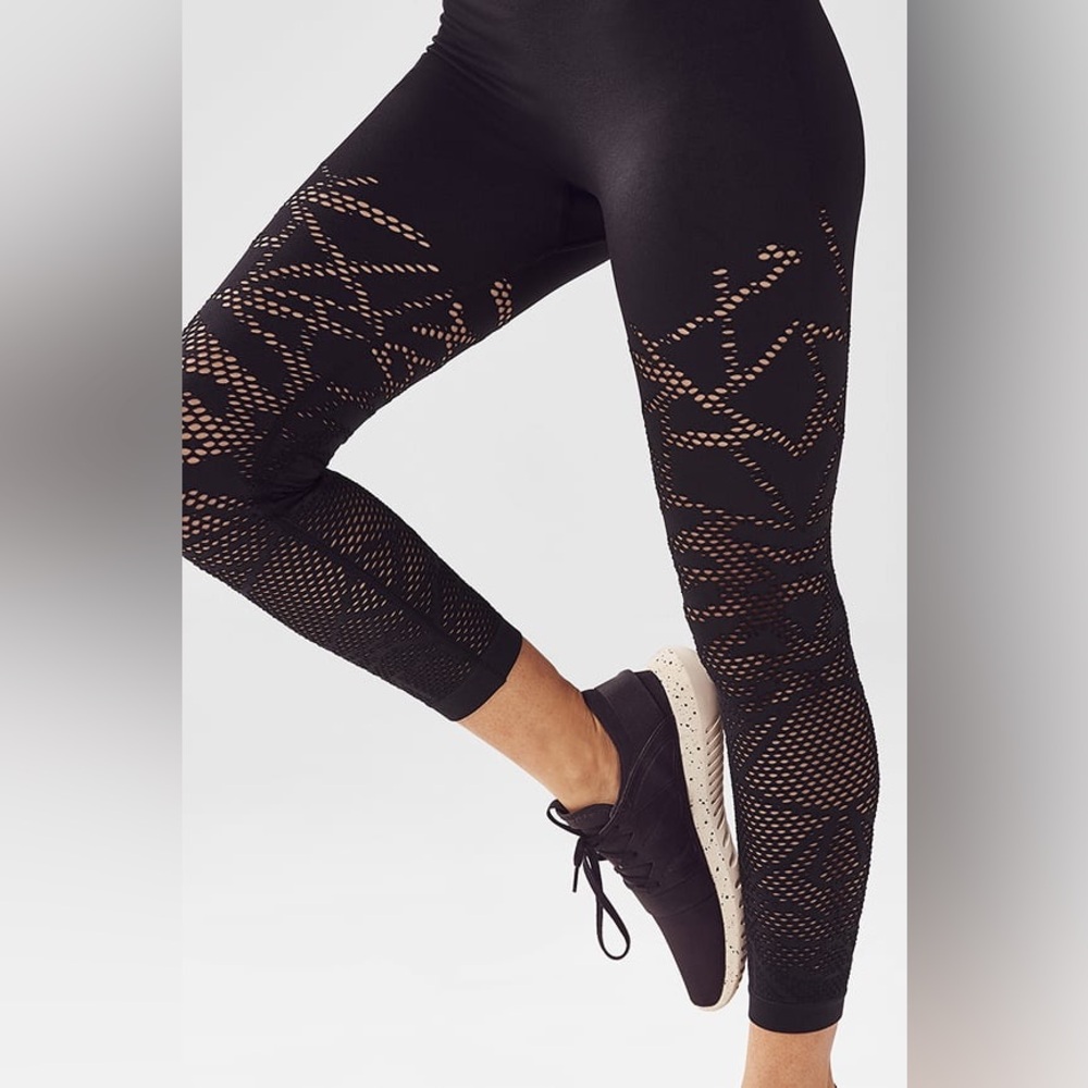 Fabletics Seamless Mid-Rise Statement Capri Size … - image 2